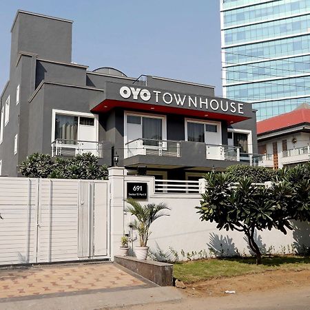 Oyo Townhouse 027 Sector 15 Gurgaon Hotel Exterior foto